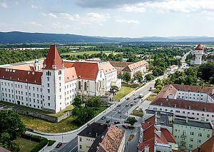Wiener Neustadt: Militärakademie und Wasserturm
