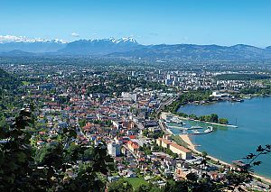 Blick über die Stadt Bregenz mit Bergen im Hintergrund