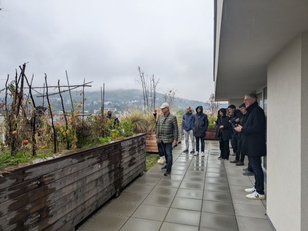 Leute besichtigen die Gemeinschaftsgärten auf der Dachterrasse