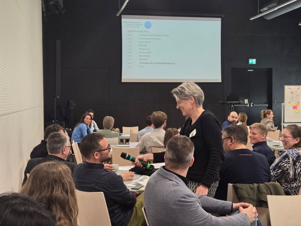 Teilnehmer:innen im Saal