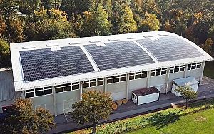 Aussenansicht des Gemeindegebäudes am Dach befinden sich PV-Panele