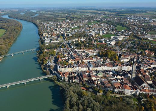 Blick aus der Luft auf das Stadtzentrum und den Fluss mit zwei Brücken