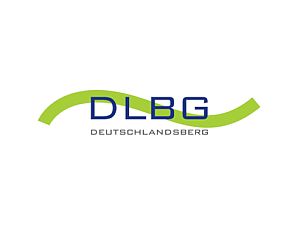 DLBG in blauen Großbuchstaben vor einer grünen Welle, darunter das Wort Deutschlandsberg, alles vor weißem Hintergrund