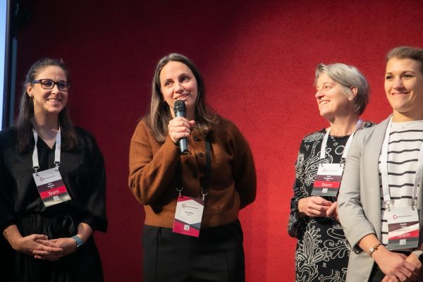 Personen auf dem Podium