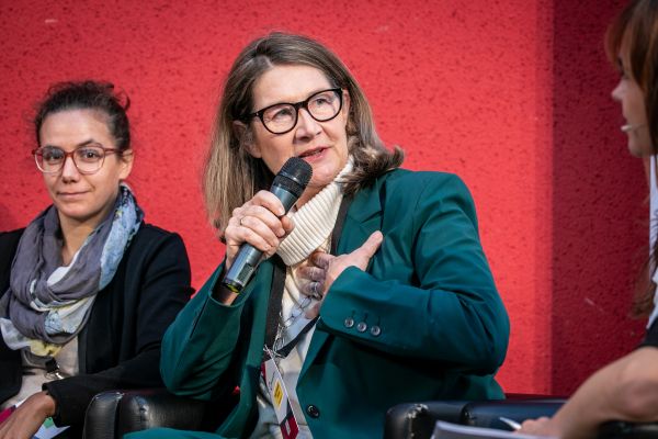 Personen auf dem Podium