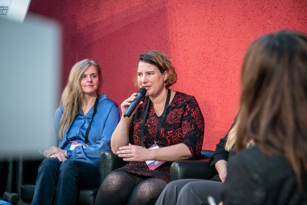 Personen auf dem Podium