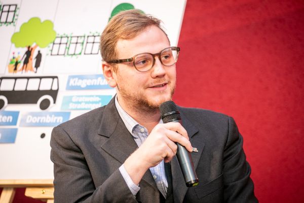 Personen auf dem Podium