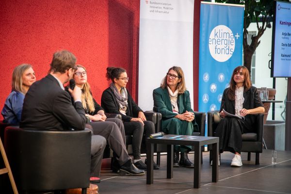 Personen auf dem Podium