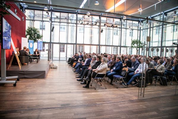 Teilnehmer:innen im Saal