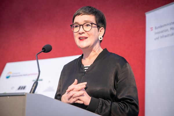 Sprecherin auf dem Podium