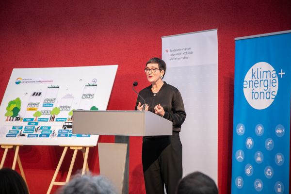 Sprecherin auf dem Podium