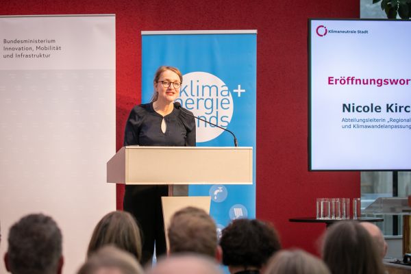 Sprecherin auf dem Podium