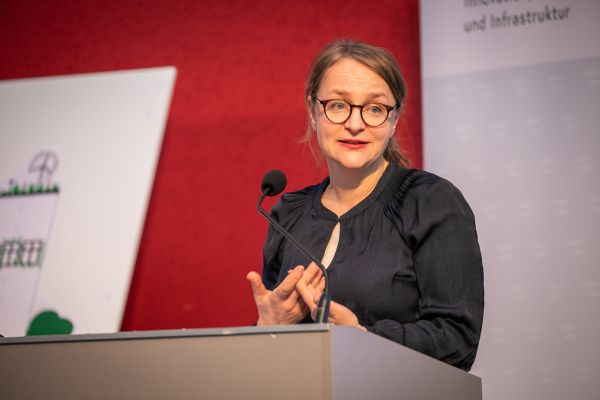 Sprecherin auf dem Podium