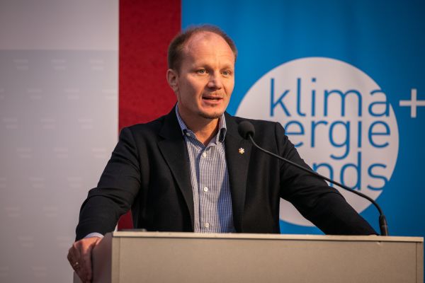 Sprecher auf dem Podium