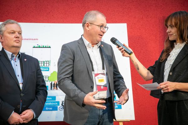 Personen auf dem Podium