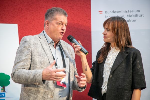 Personen auf dem Podium