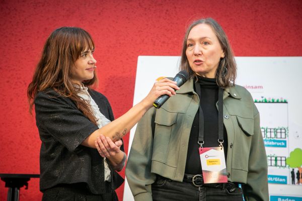 Personen auf dem Podium