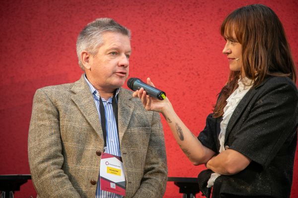 Personen auf dem Podium