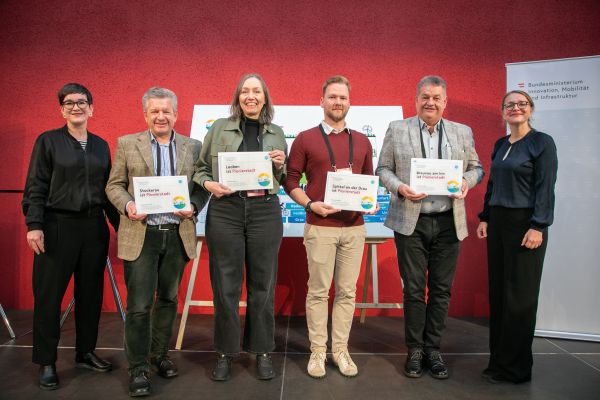 Personen auf dem Podium