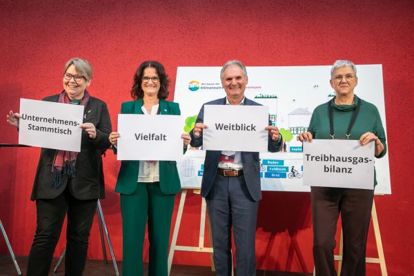 Personen auf dem Podium