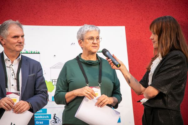 Personen auf dem Podium