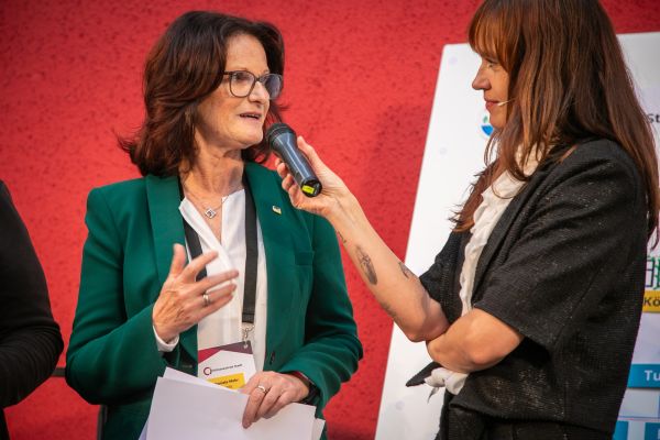Personen auf dem Podium