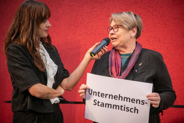 Personen auf dem Podium