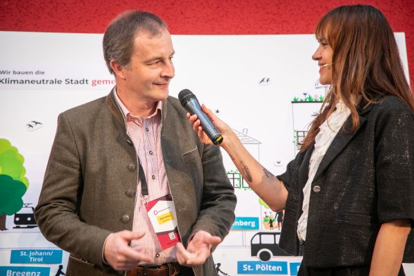 Personen auf dem Podium