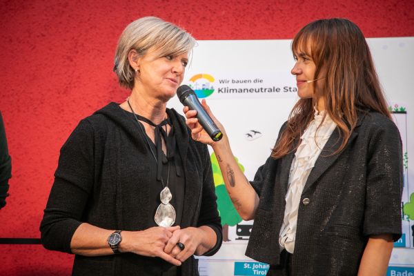 Personen auf dem Podium