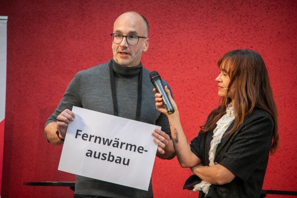 Personen auf dem Podium