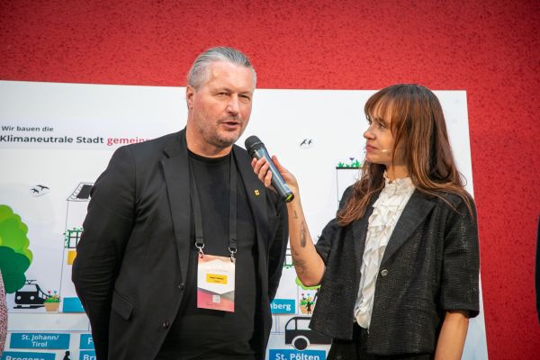 Personen auf dem Podium