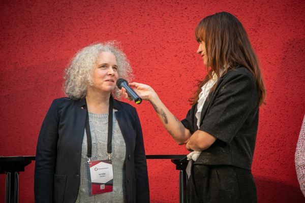 Personen auf dem Podium