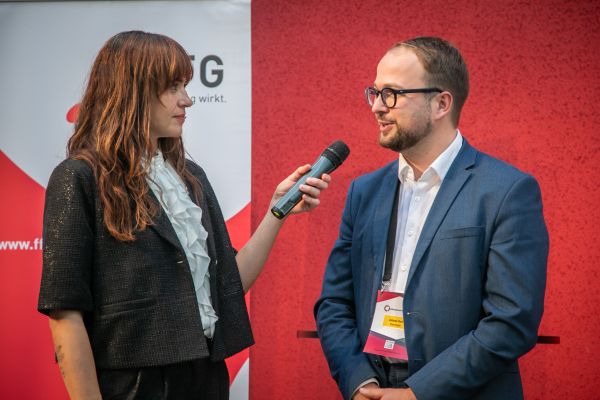 Personen auf dem Podium
