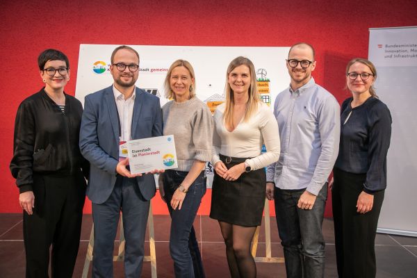 Gruppenfoto mit Plakat