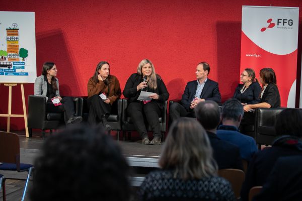 Personen auf dem Podium