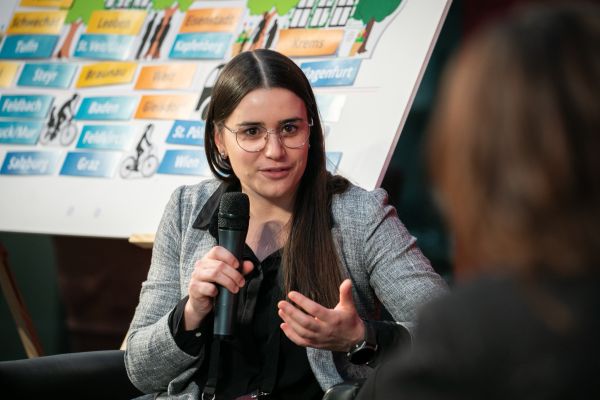 Personen auf dem Podium