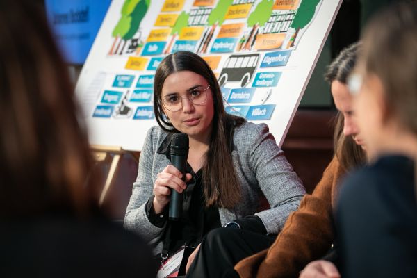 Personen auf dem Podium