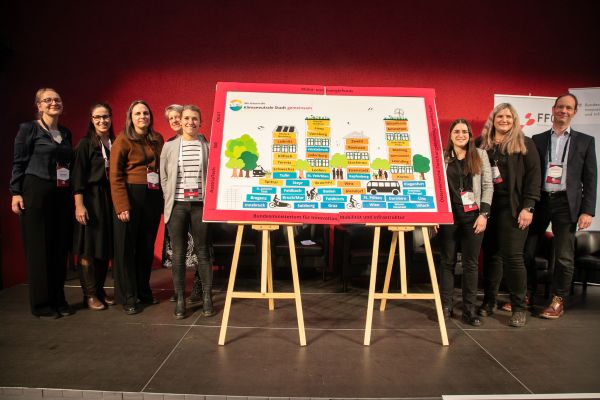 Gruppenfoto mit Plakat