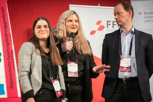 Personen auf dem Podium