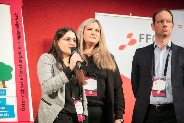 Personen auf dem Podium