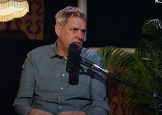 Peter Rippl spricht in ein Mikrofon