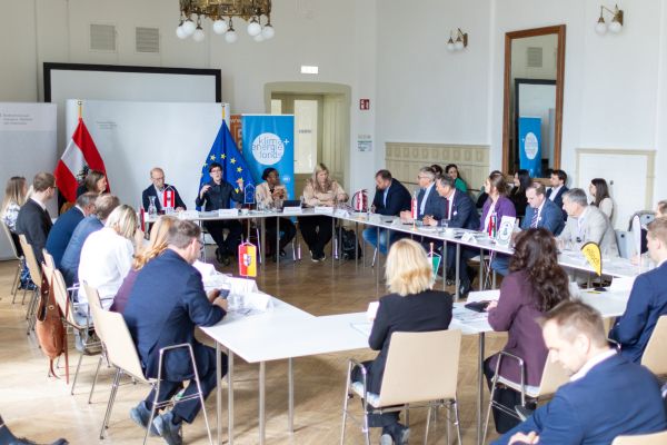 Ca. 30 Personen rund um den Tisch