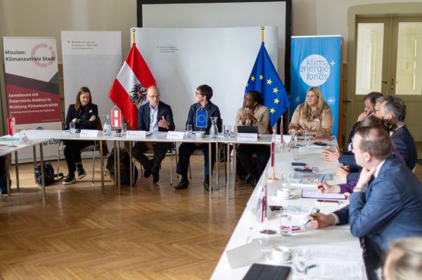 Ca. 30 Personen rund um den Tisch