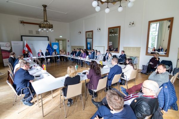 Ca. 30 Personen rund um den Tisch