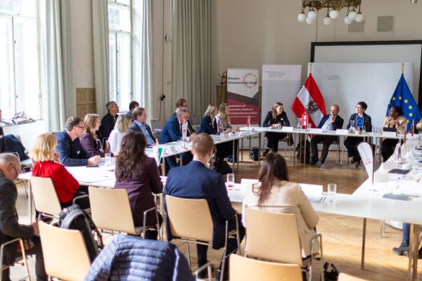 Ca. 30 Personen rund um den Tisch