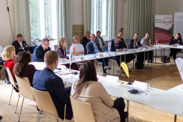 Ca. 30 Personen rund um den Tisch