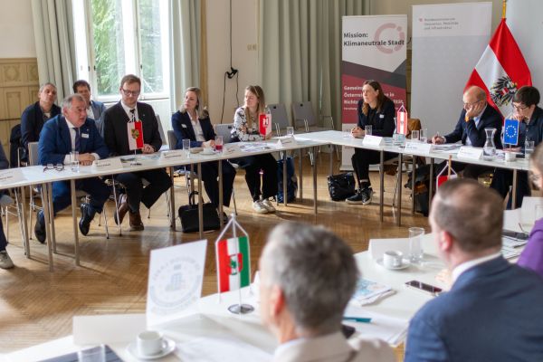 Ca. 30 Personen rund um den Tisch