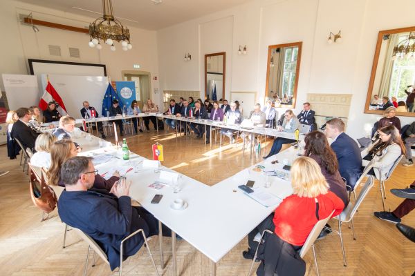 Ca. 30 Personen rund um den Tisch