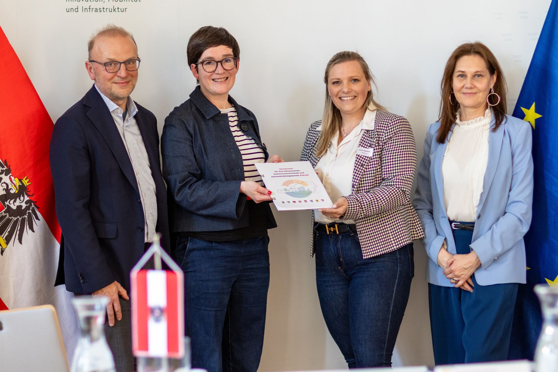 Gruppenfoto mit Überreichung des Positionspapiers