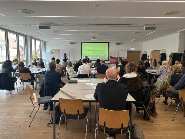 Vortragende und Publikum